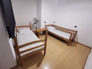 Хостелы 4 Friends Hostel Ереван Бюджетный двухместный номер с 2 отдельными кроватями-1