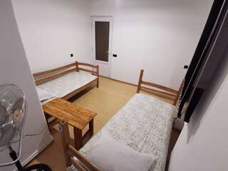 Хостелы 4 Friends Hostel Ереван Бюджетный двухместный номер с 2 отдельными кроватями-2