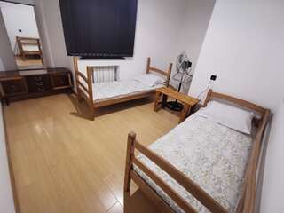 Хостелы 4 Friends Hostel Ереван Бюджетный двухместный номер с 2 отдельными кроватями-3
